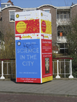 908184 Afbeelding van een reclamezuil voor de manifestatie 'SCIENCE IN THE CITY', in het kader van de Culturele Zondag ...